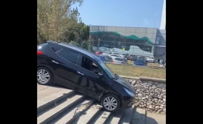 Nu e scenă de film! Șofer filmat în timp ce cobora scările cu mașina, în Constanța (VIDEO)