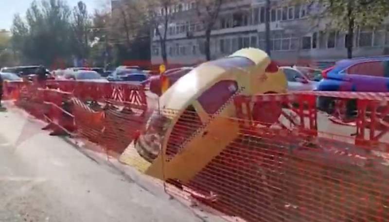 Un taximetru fără șofer s-a pus în mișcare și a căzut într-o groapă din Constanța unde se efectuau lucrări (VIDEO)