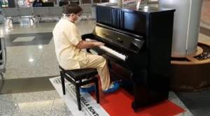 VIRAL în carantină: Un medic italian cântă la pian pe holul spitalului (VIDEO)