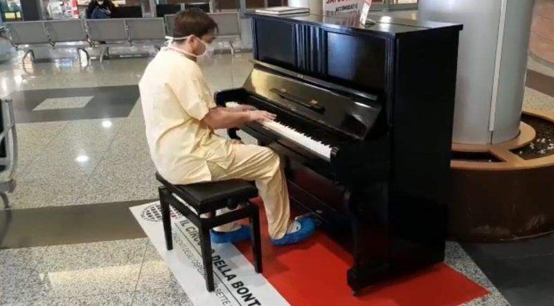 VIRAL în carantină: Un medic italian cântă la pian pe holul spitalului (VIDEO)