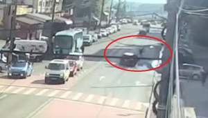 Imagini șocante: un gălățean care traversa neregulamentar, spulberat de o mașină condusă de o tânără de 25 de ani (VIDEO)