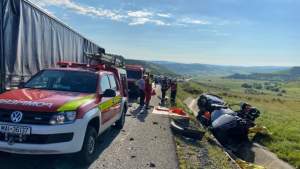 Impact mortal între un TIR și o mașină, în Cluj: trei persoane au murit pe loc