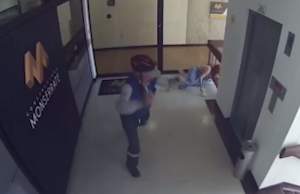 Momentul în care o femeie își prinde de picior copilul înainte de a cădea de la etajul al patrulea (VIDEO)