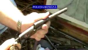 Armă letală confecţionată artizanal, descoperită de poliţişti la o percheziţie domiciliară în județul Bacău