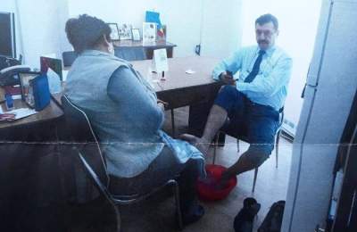 Judecătorii au fost mai înțelegători! Directorul din Primăria Târgu-Jiu surprins în timp ce i se făcea pedichiura în birou se poate întoarce în funcție