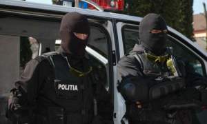 Echipaj de poliție atacat cu bâte și pietre de localnicii unui cătun din Maramureș: au fost chemați „mascații”