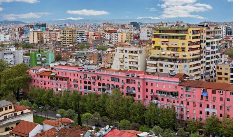 Cadru din capitala Albaniei, Tirana (Sursa: Ozbalci/iStock.com)