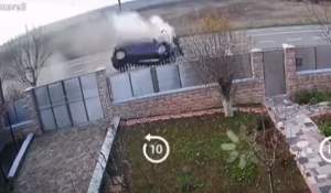 Cascador fără voie. Accident spectaculos pe E85, în Bacău: o mașină lovește un cap de pod și se învârte în aer (VIDEO)
