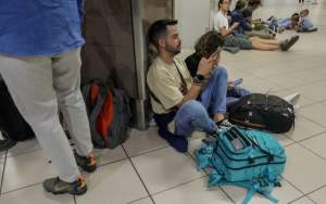 Peste 620 de români care aveau bilete la zboruri Blue Air au cerut ajutorul MAE pentru a se întoarce în țară