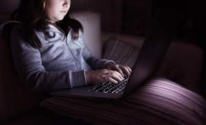 Un bărbat din Buftea acuzat că racola fetițe pe internet mințindu-le că este de vârsta lor a fost arestat
