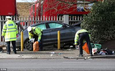 O mașină a intrat într-un grup de muncitori români de la o spălătorie din Londra: 5 răniți, dintre care un tânăr în stare foarte gravă (VIDEO)