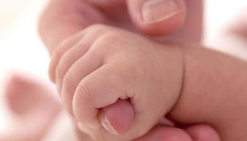 Sfâșietor: o tânără mamă a murit după ce a născut un bebeluș uriaș. Șase copii au rămas orfani