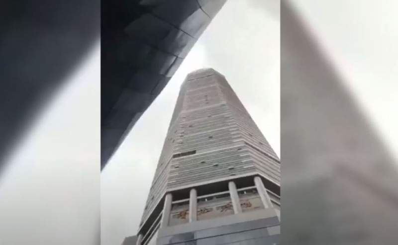 Panică în orașul chinez Shenzhen după ce un zgârie-nori a început să se clatine din senin (VIDEO)