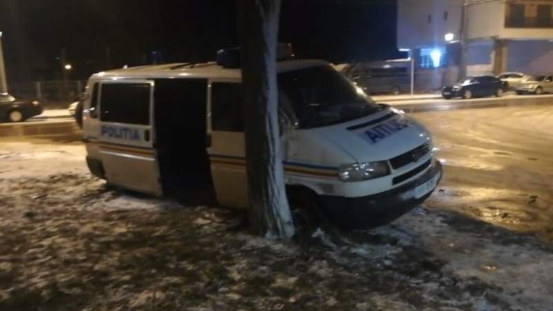 Mașină de Poliție aflată în misiune, implicată într-un eveniment rutier în municipiul Vaslui: a intrat într-un copac