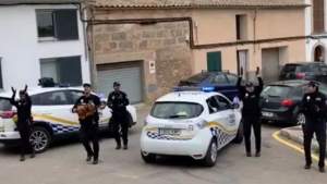 VIRAL. Polițiștii spanioli cântă și dansează pentru cei izolați în case (VIDEO)