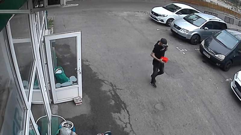 „Doctor” în furt! Hoț din Bistrița, căutat de poliție după ce a spart o casă și a furat bani, un laptop și... o teză de doctorat (VIDEO)