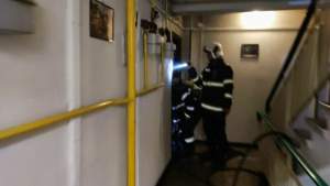 Explozie într-un apartament din Ploiești: proprietarul a sărit pe geam