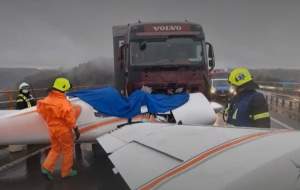 Avion de mici dimensiuni lovit în plin de un TIR condus de un român, pe o autostradă din Germania