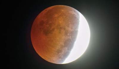Eclipsă parțială de Lună, în această seară, vizibilă în totalitate în România
