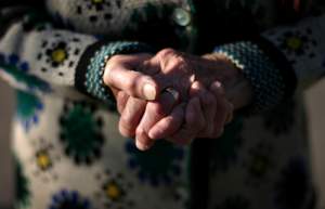 Femeie de 74 de ani, din Suceava, reținută după ce a tâlhărit o bătrână cu zece ani mai mare