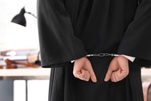 Călugăr la o chilie de pe masivul Postăvaru, arestat pentru tentativă de viol