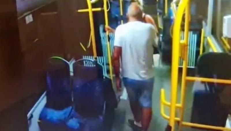 Femeie atacată de un obsedat sexual într-un autobuz din Pitești: șoferul l-a blocat pe agresor în vehicul