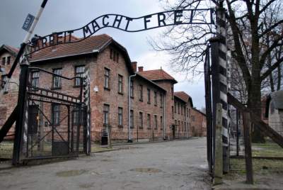 Turistă olandeză, reținută după ce a făcut un salut nazist la poarta lagărului de la Auschwitz