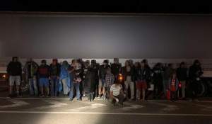 25 de migranți ascunși într-un automarfar cu piese auto, depistați la granița cu Ungaria