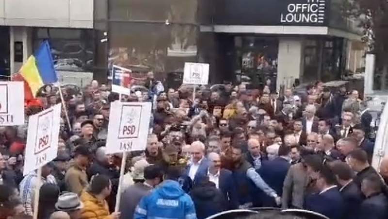 Dragnea, întâmpinat cu huiduieli în Capitala Moldovei: PSD a încercat să acopere protestul ieșenilor cu... lăutari (VIDEO)