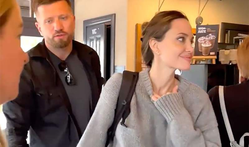 Surpriză! Angelina Jolie apare într-o cafenea din Liov, Ucraina (VIDEO)