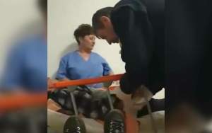 Anchetă la spitalul din Brăila. Paznic filmat când leagă de pat un pacient (VIDEO)
