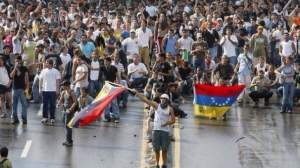 Protestul disperării, în Venezuela: forțele de ordine, atacate cu fecale de către manifestanți