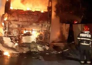 Daună totală! Un autobuz parcat în fața unei vopsitorii din Botoșani a ars ca o torță: incendiul a fost declanșat intenționat