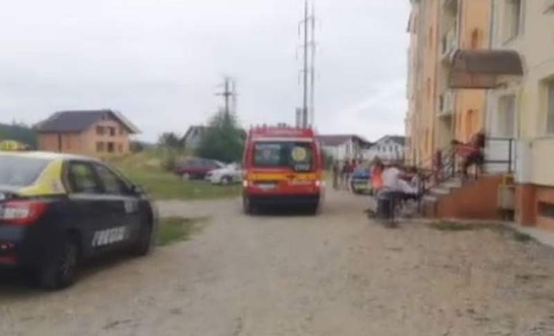 Copil căzut de la etajul al treilea al unui bloc din Bistrița: a scăpat ca prin minune. Ce s-a întâmplat