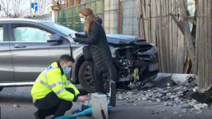 UPDATE. Accident grav în București: două fete au murit. Șoferița a fost agresată de oamenii din zonă
