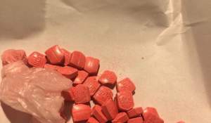 Comprimate de ecstasy, un kilogram de cannabis și doze de cocaină, ridicate în urma unor percheziții în Satu Mare