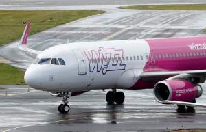 Bătaie de joc! 40 de pasageri lăsați pe aeroportul din Brașov după ce Wizz Air a schimbat aeronava cu alta de capacitate mai mică