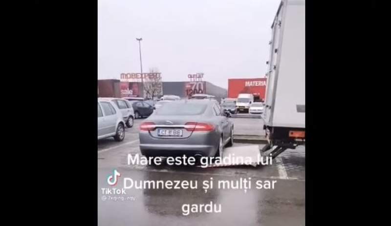 Un constănțean și-a parcat Jaguarul pe rampa unei autoutilitare, în parcarea unui hypermarket din București (VIDEO)