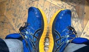 Bărbat reținut de polițiștii din Moscova pentru că purta pantofi sport în culorile Ucrainei