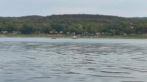 Adolescentă din Teleorman salvată din Dunăre de câțiva cetățeni bulgari cu o barcă: prietenul fetei, dat dispărut, e căutat de scafandri