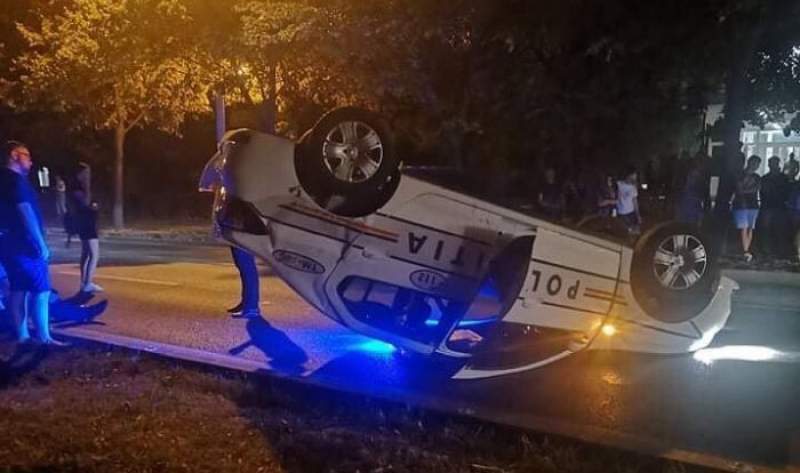Mașină de poliție, răsturnată după un accident în Timișoara