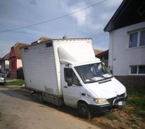 O adolescentă din Sibiu a furat o autoutilitară și a plecat să-și cumpere o înghețată. Pe drum a accidentat o fetiță de 12 ani