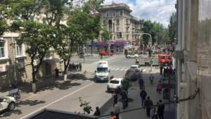 Tic-tac, tic-tac!... Un pachet care ticăia a fost detonat în fața sediului MAI din Chișinău (VIDEO)