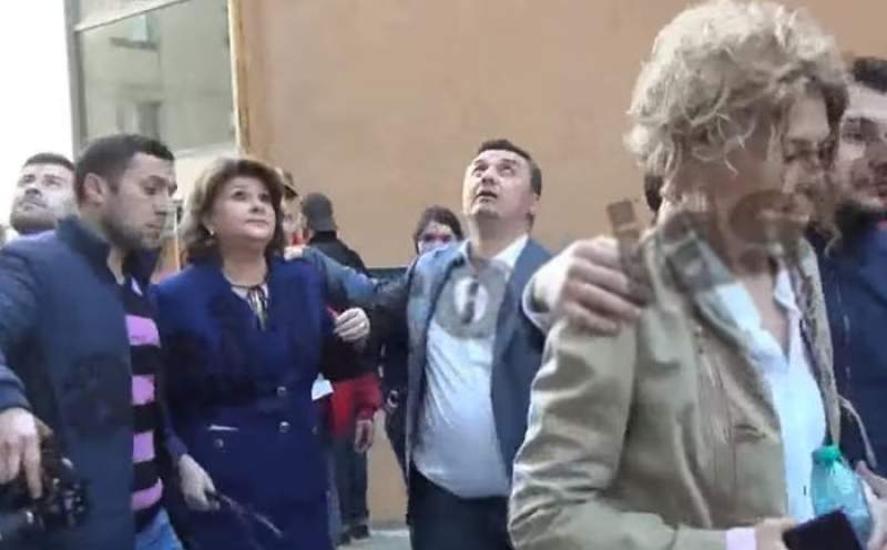 Rovana Plumb şi Carmen Avram, evacuate cu huiduieli din Piața Unirii. Imagini halucinante (VIDEO)