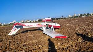 Un avion de mici dimensiuni a aterizat forţat pe un câmp din Prahova