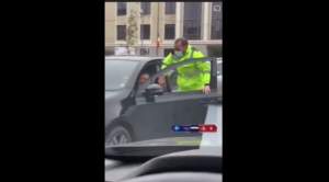 Acțiune! Un polițist local din Cluj Napoca a sărit în mașina unui șofer care încerca să fugă de amendă (VIDEO)