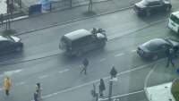 Bătaie în trafic, pe o stradă din București: biciclist dus pe capota unei mașini până la secția de Poliție (VIDEO)