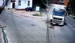 Momentul în care un șofer de TIR spulberă un stâlp de electricitate pe o stradă din Hârlău, după ce a avut o explozie la un pneu (VIDEO)