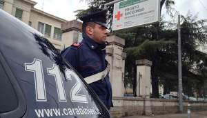 O româncă din Italia și-a înjunghiat în piept bărbatul: cum au găsit-o carabinierii