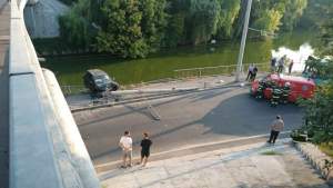 Doi minori de 13 și 12 ani, transportați la spital după un accident rutier în București. Unul din ei se afla la volanul mașinii